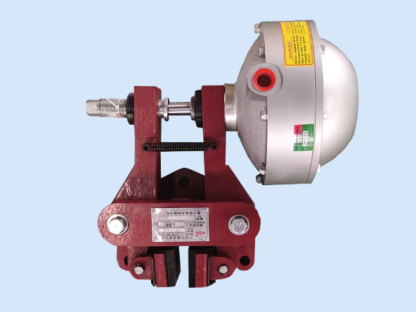 2、圖二為QDE常閉式鉗盤式制動器，比較常用在較大扭矩的剎車，如鋼材加工設(shè)備等；